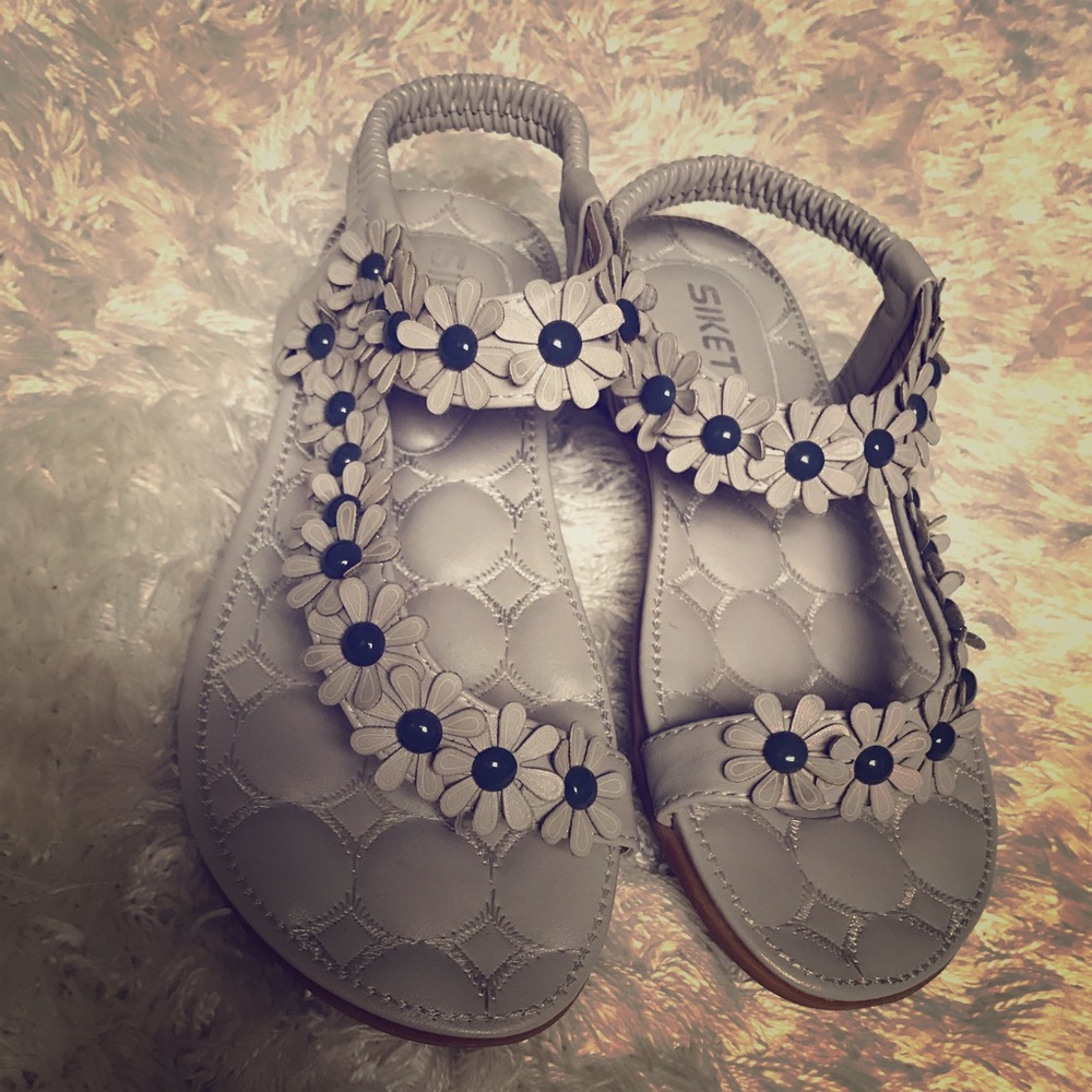 Flower detail sandal